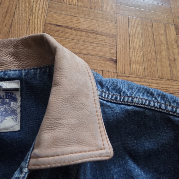 TRUE VINTAGE 90s Men's Denim Jacket | Tan Leather Collar | Trucker Style - Picture 3 of 16